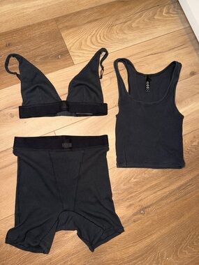 SKIMS Lounge Set including the Top, Bra and Bottoms all size Small
